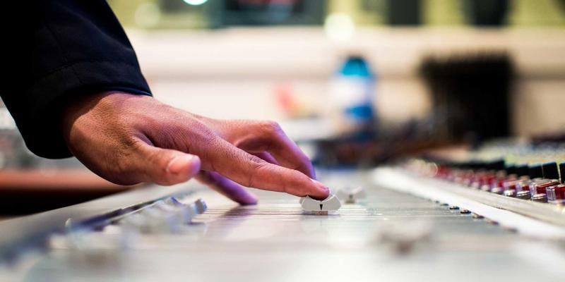 从音乐制作到静谧座舱：音频技术如何用反向声波重塑车载听觉体验